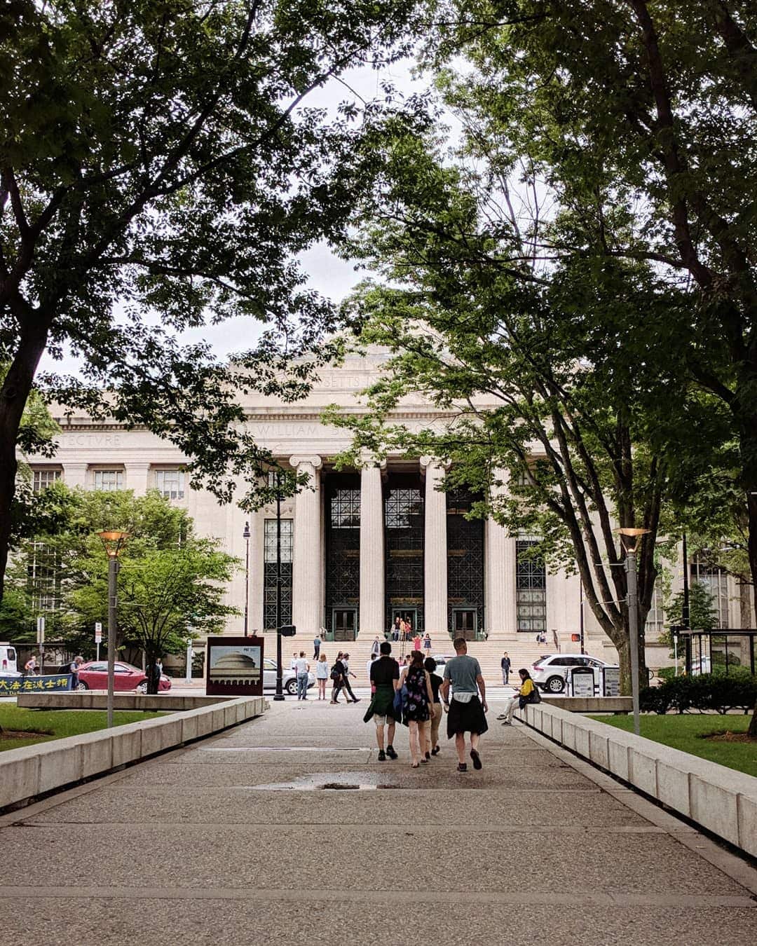 MIT building with big columns