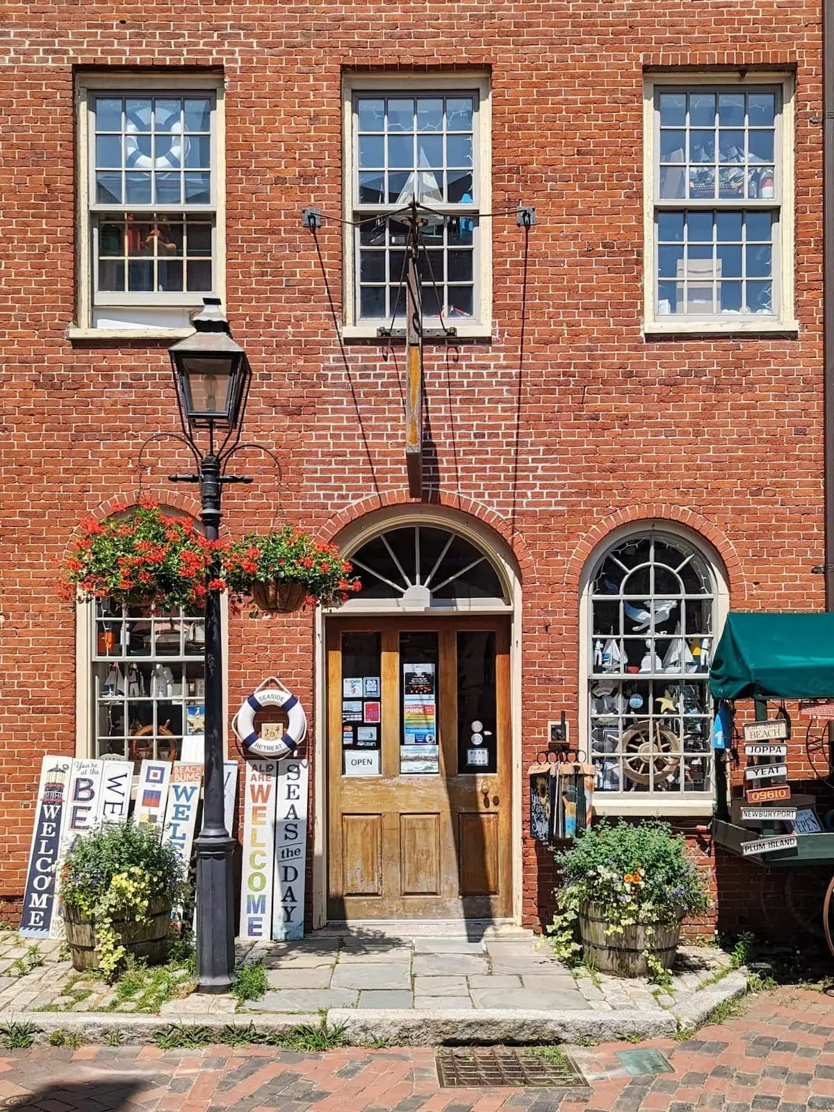 Brick Colonial building with souvenirs for sale in front